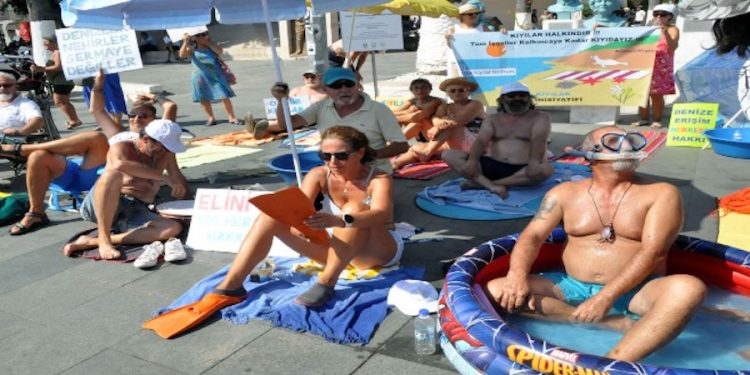 Karikatür veya Tiyatro Oyunu Değil, Belediye Meydanına Plaj Yapıp Eylem Yaptılar