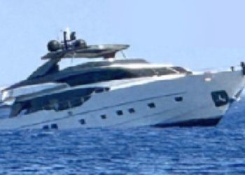 Yunan Adasında Kayalıklara Çıkan Tekne Bakın Kimin Çaktı. ANT YAPI…