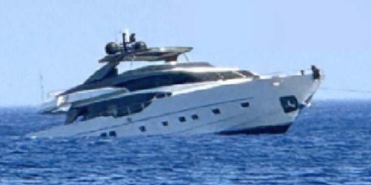 Yunan Adasında Kayalıklara Çıkan Tekne Bakın Kimin Çaktı. ANT YAPI…