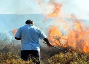 Hurdalardan çıkan yangın mahalleyi yakıyordu, turistler korku dolu anlar yaşadı