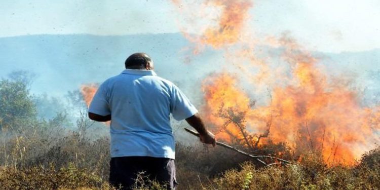 Hurdalardan çıkan yangın mahalleyi yakıyordu, turistler korku dolu anlar yaşadı