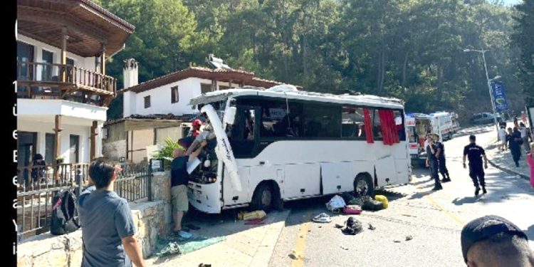 Akyaka’da Feci Kaza 1 Ölü 29 Yaralı Freni Patlayan Turist Otobüsü Dehşet Yaşattı