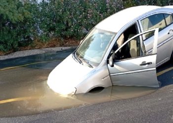 Bodrum’da İsale Hattı Yine Patladı Otomobil Çukura Düştü