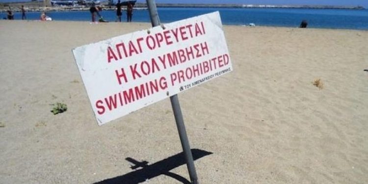 Ege’deki turistik kentte Vali yardımcısı denize girmeyi yasakladı