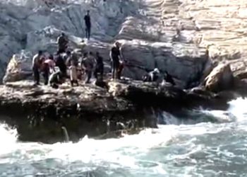 Göçmenleri Yunanistan Diye Kayalıklara Bırakıp Kaçtılar