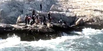 Göçmenleri Yunanistan Diye Kayalıklara Bırakıp Kaçtılar