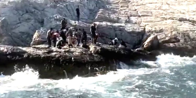 Göçmenleri Yunanistan Diye Kayalıklara Bırakıp Kaçtılar