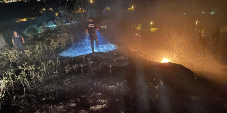 Gece Yalı Sitesinde Çalılık Yangını Korkuttu