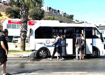 Konacık’ta Otomobil Dolmuşa Arkadan Çarptı, 14 Yaralı