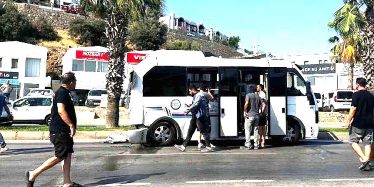 Konacık’ta Otomobil Dolmuşa Arkadan Çarptı, 14 Yaralı