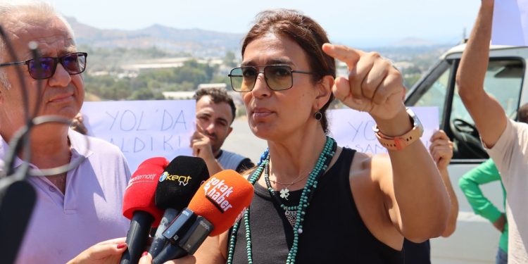 Bitmeyen Yalıkavak Yolunda Esnaf “Mağduruz” Diye Haykırdı