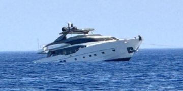 Kayalıklara Oturan Yat Su Almaya Başladı, İçinde 10 Turist var