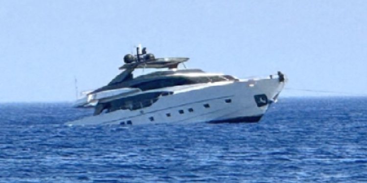 Kayalıklara Oturan Yat Su Almaya Başladı, İçinde 10 Turist var