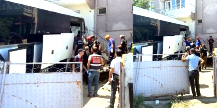 Yolcu Otobüsü Eve Girdi Bir Ölü 12 Yaralı