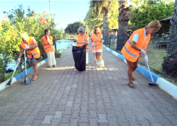 Bodrum’a tatile gelen kadınlar turistik mahallenin sokaklarını pırıl pırıl yaptılar