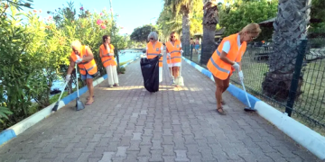 Bodrum’a tatile gelen kadınlar turistik mahallenin sokaklarını pırıl pırıl yaptılar