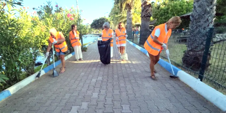 Bodrum’a tatile gelen kadınlar turistik mahallenin sokaklarını pırıl pırıl yaptılar