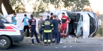 Milas- Bodrum yolunda tur minibüsü devrildi 13 yaralı