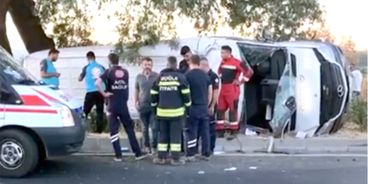 Milas- Bodrum yolunda tur minibüsü devrildi 13 yaralı