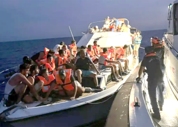 Muğla açıklarında bir tekne dolusu göçmen ölümden döndü