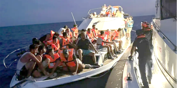 Muğla açıklarında bir tekne dolusu göçmen ölümden döndü
