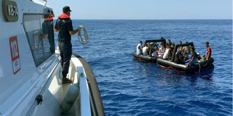 Yunanistan çoluk çocuk acımadan göçmenleri iteklemeye devam ediyor