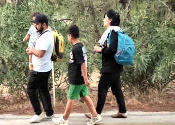 Beklenen tekne  gelmeyince karada kalan göçmenler ormana geri döndü