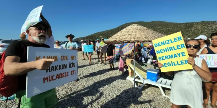 Gerenkuyu halk plajında Limak’ın yapacağı otele işgal protestosu