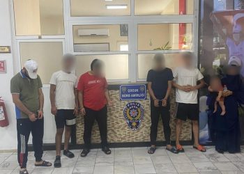 Çocuklara zorla hediyelik eşya sattıran çete çökertildi