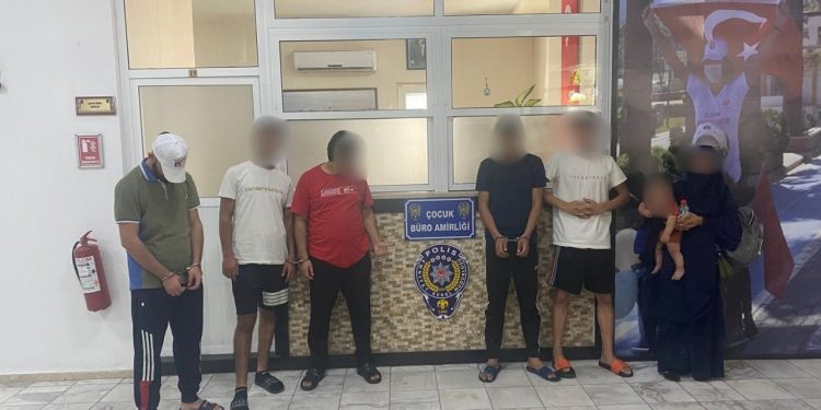 Çocuklara zorla hediyelik eşya sattıran çete çökertildi