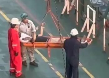 Türk kaptan kalp krizi şüphesiyle Kızıldeniz’de böyle tahliye edildi