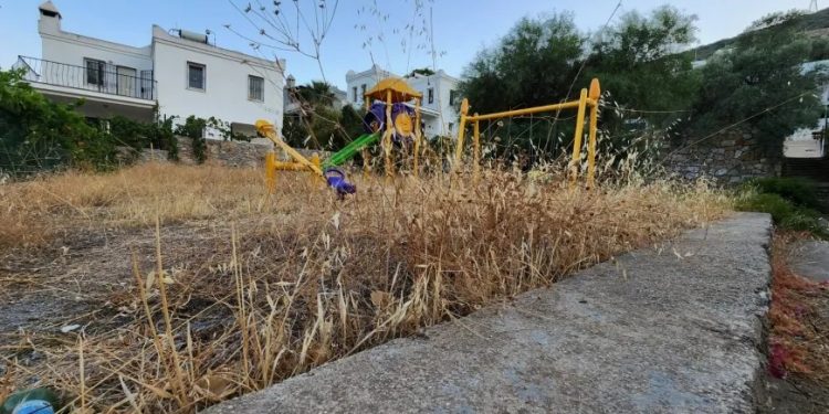 Torba’da temizlik yapan belediye çöplük halindeki çocuk parkını unuttu