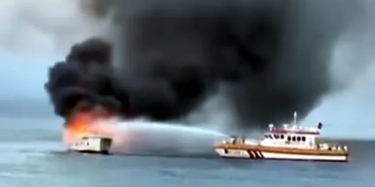 Motor yat yandı, 4 kişi denize atlayarak kurtuldu