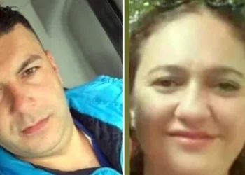 Otomobilin içerisinde karısını bıçaklayarak öldürdü