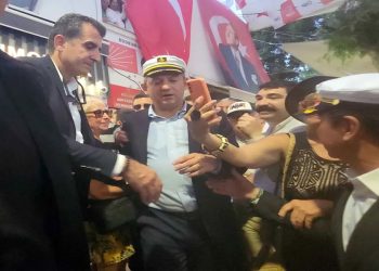 Özgür Özel’in ayağı kırıldı