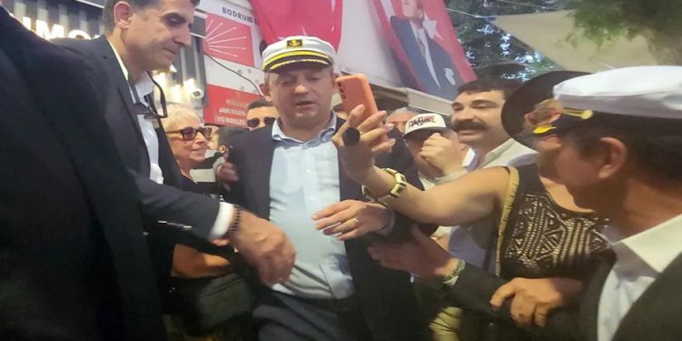 Özgür Özel’in ayağı kırıldı