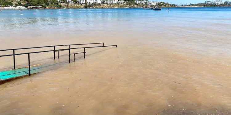 Bodrum’da su isale hattı patladı, çevre felaketi yaşandı