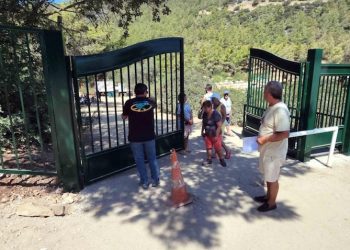 Cennetkoy halk plajına demir kapı yaptılar , tellerle çevirdiler