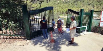 Cennetkoy halk plajına demir kapı yaptılar , tellerle çevirdiler
