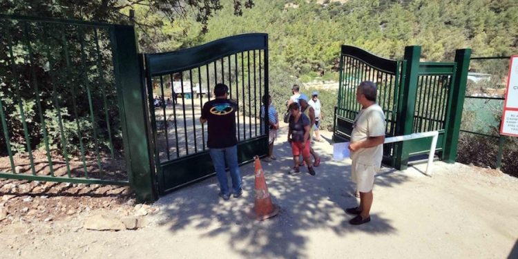 Cennetkoy halk plajına demir kapı yaptılar , tellerle çevirdiler