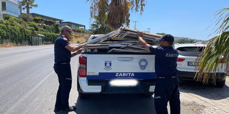 İzinsiz Asılan Afişler Toplanıyor