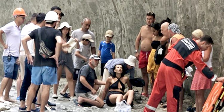 Saklıkent Kanyonu’nda Düşen Tatilci Kurtarıldı