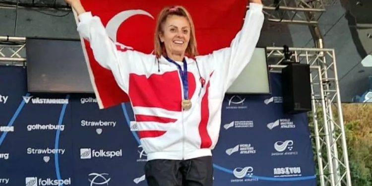 Karadağ Dünya Şampiyonası’nda altına uçtu, İstiklal Marşı’mızı okuttu