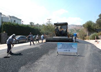Su Hattı Değişen Caddede Sıcak Asfalt Çalışması