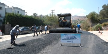 Su Hattı Değişen Caddede Sıcak Asfalt Çalışması