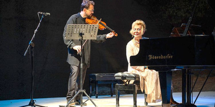 Gümüşlük Müzik Festivali sanatçı anne -oğulun konseri ile sona erdi