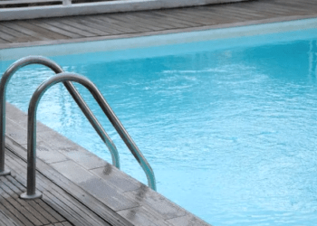 Sitenin havuzuna düşen 3 yaşındaki çocuk yaşam mücadelesi veriyor