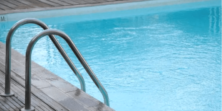 Sitenin havuzuna düşen 3 yaşındaki çocuk yaşam mücadelesi veriyor