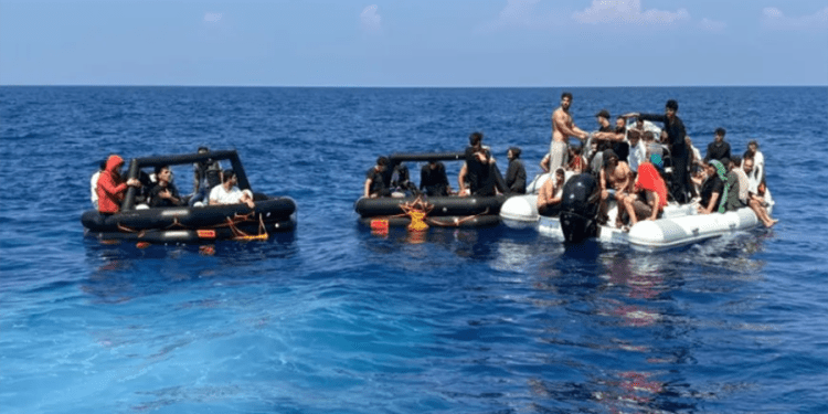 Yunanistan 30’u çocuk 147 göçmeni can salları içerisinde itekledi