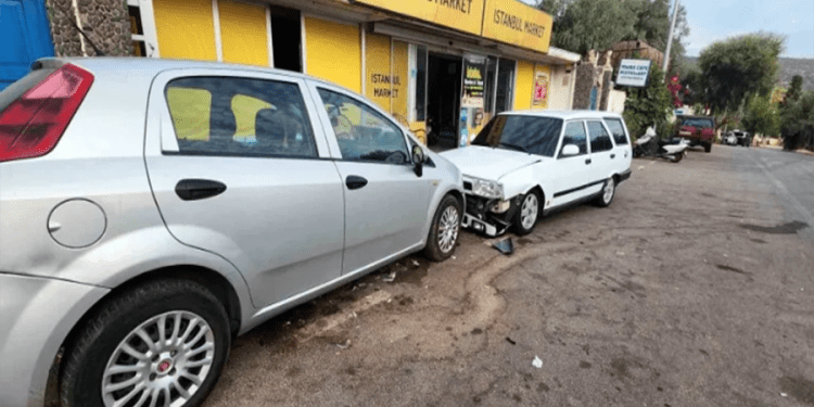 Torba’da markete arabayla giriyordu, otomobile çarparak durabildi